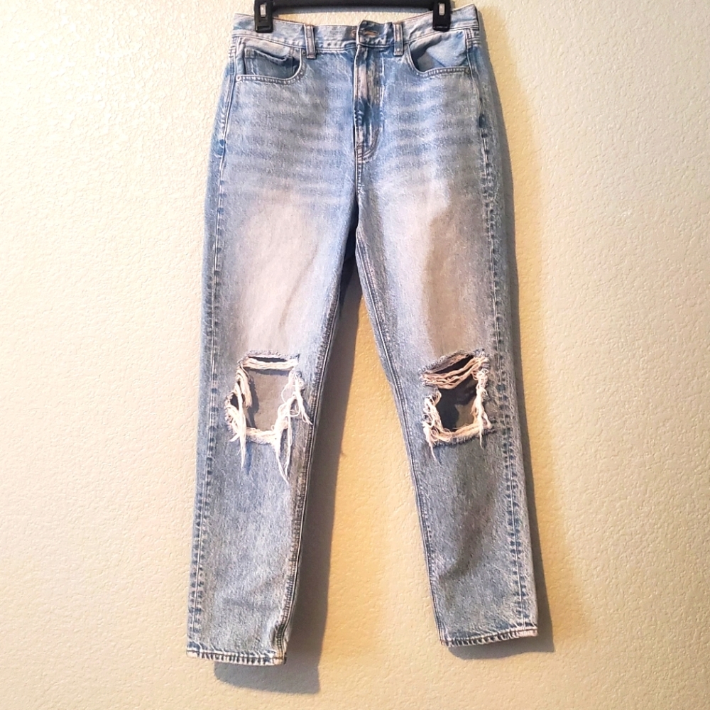 American Eagle ripped Mom Jeans size 6R